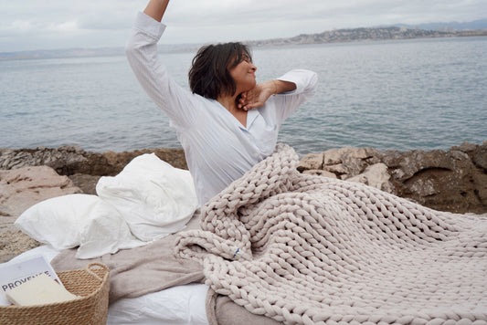 Couverture lestée et peaux sensibles : comment éviter les réactions